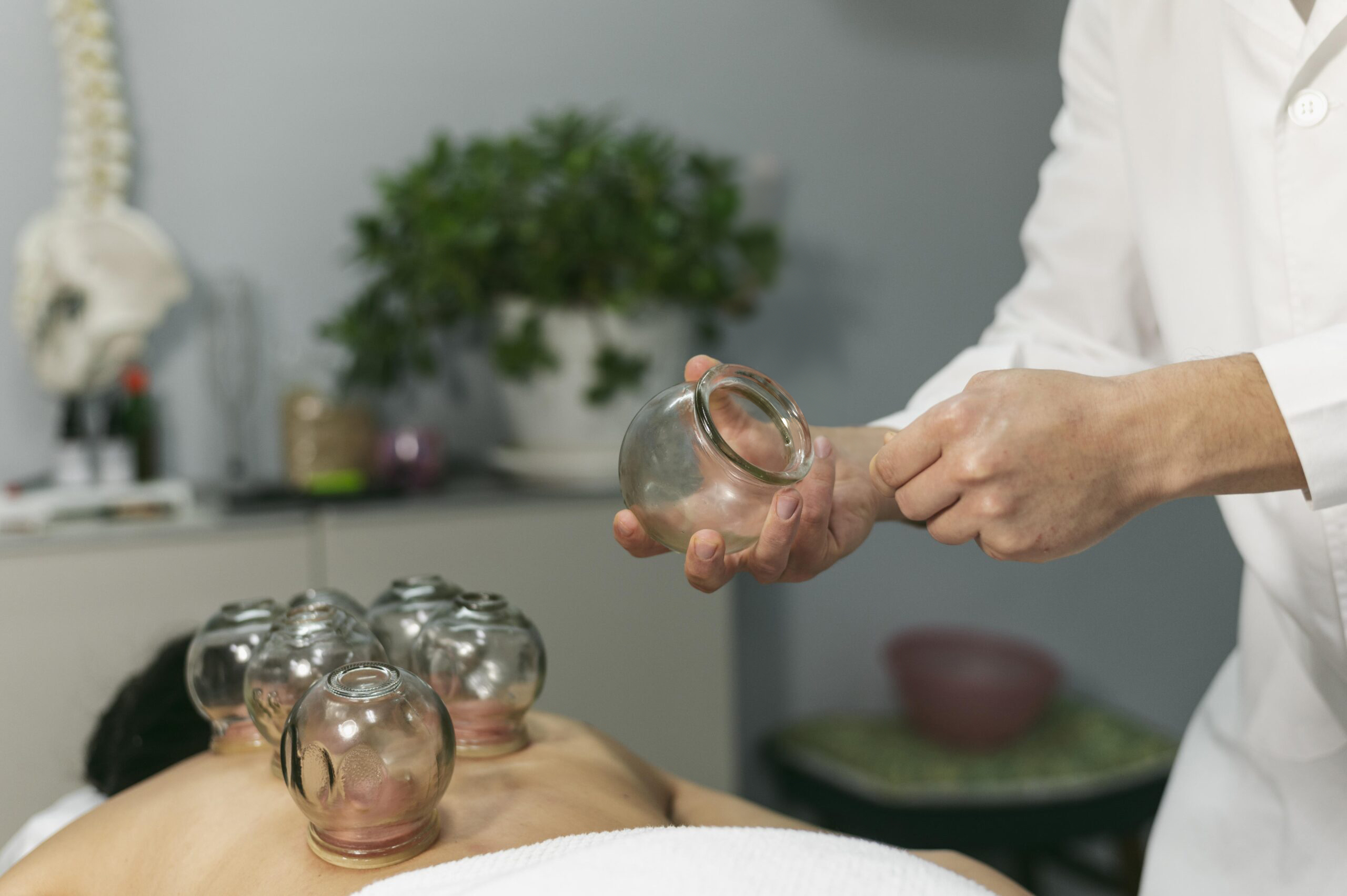 Schröpfgläser Dr. med. Christian Hirtl - Facharzt für Allgemeinmedizin, Naturheilverfahren